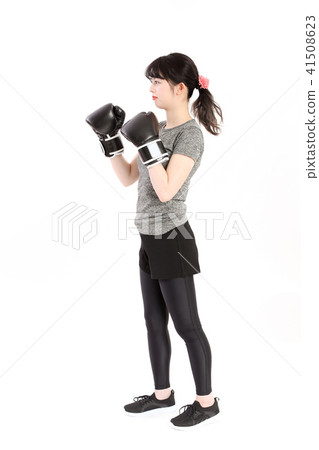 一個女人在拳擊手的大小出汗 一個女人在拳擊手的大小出汗 41508623