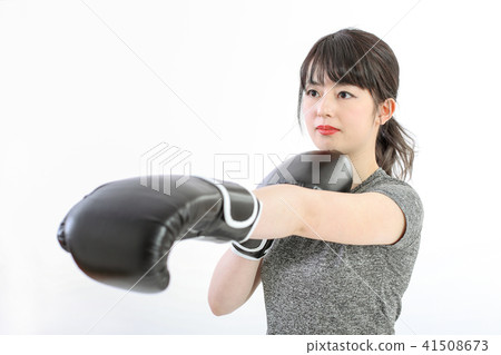 一個女人在拳擊手的大小出汗 一個女人在拳擊手的大小出汗 41508673