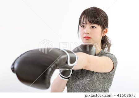 一個女人在拳擊手的大小出汗 41508675