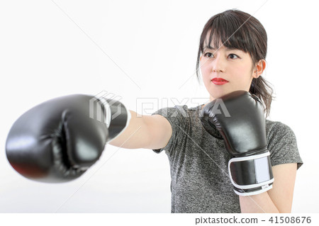 一個女人在拳擊手的大小出汗 41508676