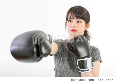 一個女人在拳擊手的大小出汗 41508677