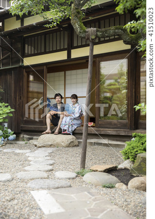 A couple couple who talks on the side of an old private house Jinpei Yukata 41510023