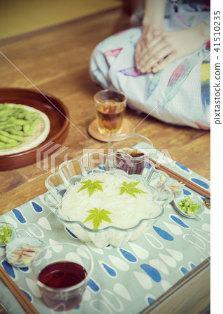 吃邊緣大豆Edamame的Somen麵條麵條 吃邊緣大豆Edamame的Somen麵條麵條 41510235