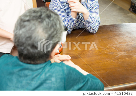 一名婦女和她的祖母談話 一名婦女和她的祖母談話 41510482