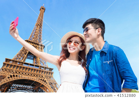 couple travel to paris 41512880