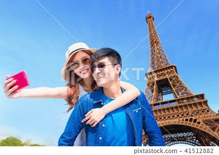 couple travel to paris couple travel to paris 41512882