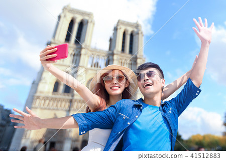 couple travel to paris 41512883