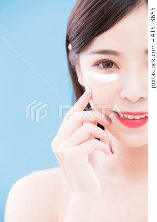 woman use sun cream 41513655