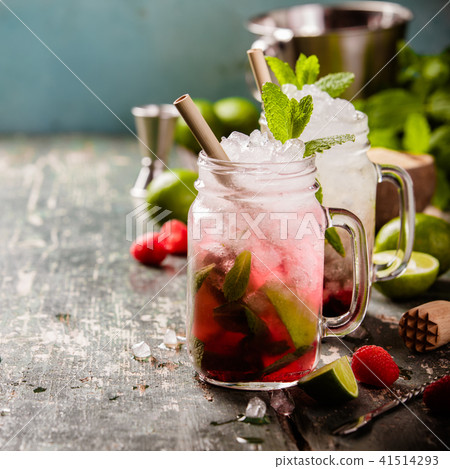 Mojito cocktail on wooden table 41514293