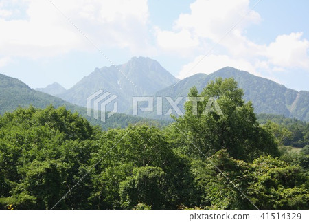 從Kiyosato附近的山區看到的夏天的天空，北斗市覆蓋著深綠色 41514329
