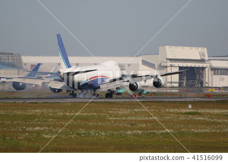 B 747貨機降落在成田國際機場 41516099