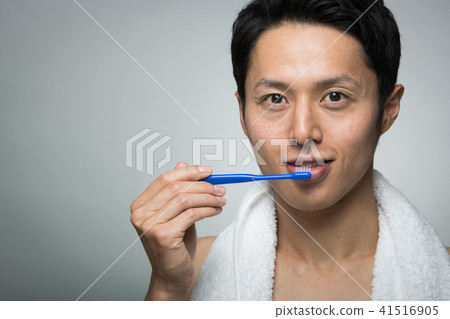 A young Japanese man who makes a toothbrush 41516905