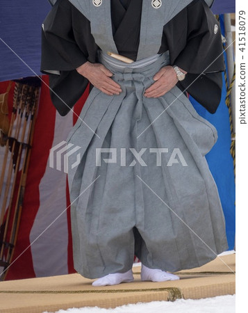 Men with crested skirt 41518079
