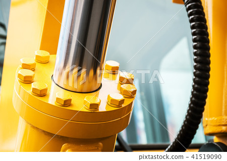 pipes and the hydraulic system of the tractor  41519090