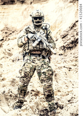 Elite fighter of special forces ready for battle Elite fighter of special forces ready for battle 41520084