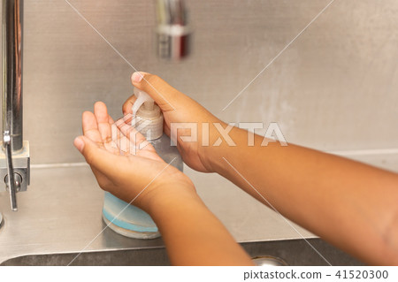 Children cleaning hand with liquid gel Children cleaning hand with liquid gel 41520300
