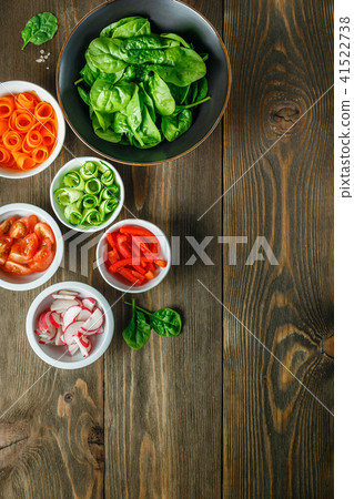 Fresh vegetables in salad bowls 41522738
