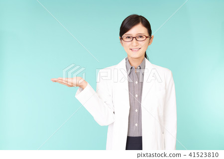 Guide smiling pharmacist Guide smiling pharmacist 41523810