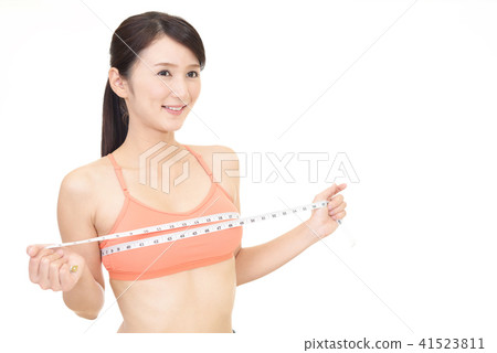 A woman measuring the chest A woman measuring the chest 41523811