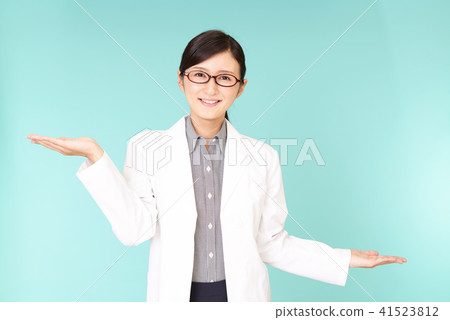 穿白大褂的女人 穿白大褂的女人 41523812