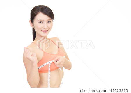 測量胸部的女人 41523813