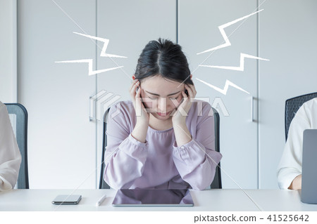 頭痛的女人 頭痛的女人 41525642