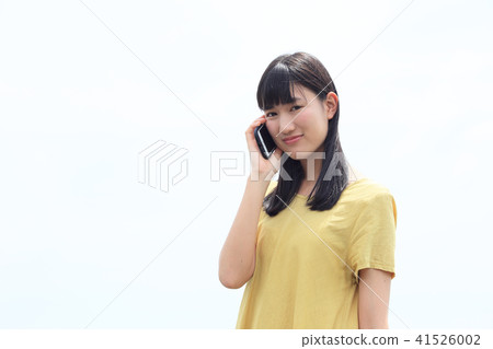 A young lady who calls happily 41526002