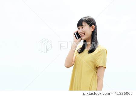 A young lady who calls happily 41526003