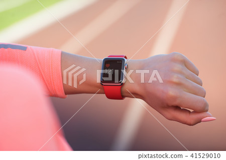 Sport woman looking at smart watch 41529010