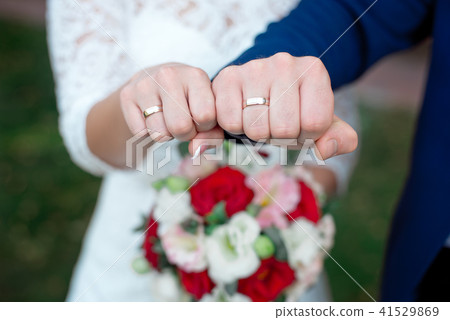 Close-up Bride and groom's hands with wedding rings 41529869