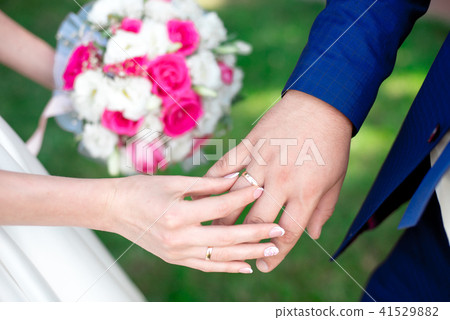 Close-up Bride and groom's hands with wedding rings 41529882