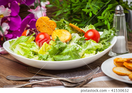 Mixed salad with croutons. 41530632