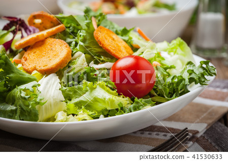 Mixed salad with croutons. 41530633