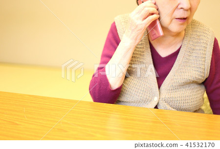 Seniors and smartphones 41532170