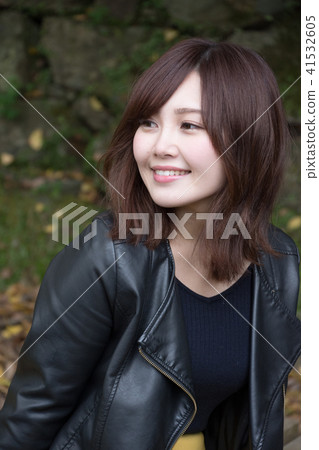 A woman in front of Ishigaki 41532605