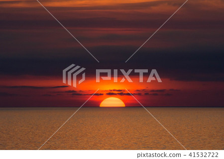 在海上日落 在海上日落 41532722