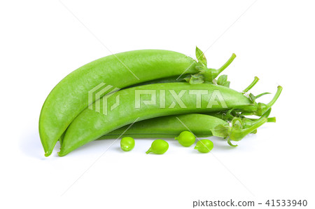 Green peas on white background 41533940