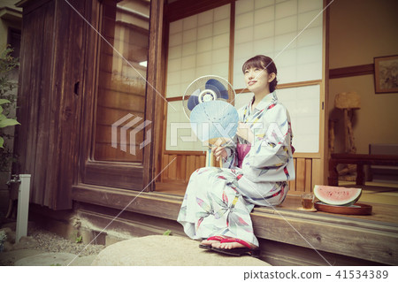 婦女的粉絲與舊私人住宅浴衣粉絲機Tomomi 婦女的粉絲與舊私人住宅浴衣粉絲機Tomomi 41534389