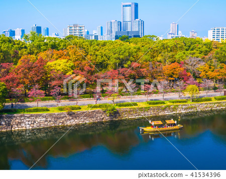 大阪城堡公園在秋天和風船 大阪城堡公園在秋天和風船 41534396