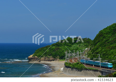 A regular train running on the coast of the Kibune line 41534623