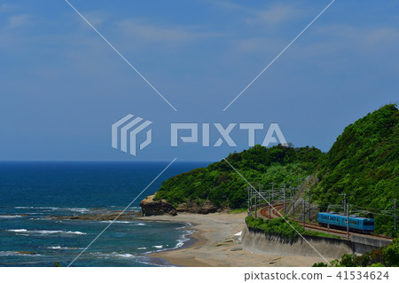 A regular train running on the coast of the Kibune line A regular train running on the coast of the Kibune line 41534624