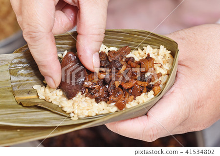 Making rice dumpling 41534802