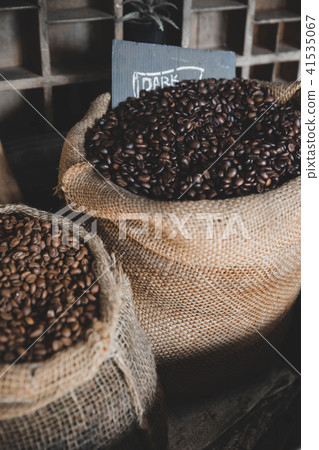Coffee beans in vintage bag 41535067