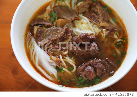 Beef Chinese noodle soup 41535878