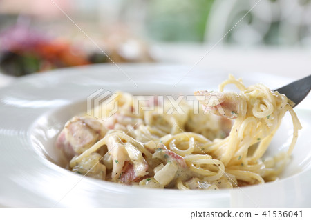Spaghetti carbonara white sauce with bacon and cheese 41536041