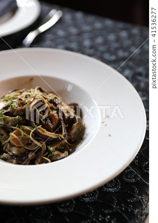 Spaghetti truffle cream sauce with mushroom Spaghetti truffle cream sauce with mushroom 41536277