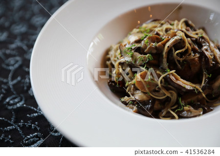 Spaghetti truffle cream sauce with mushroom Spaghetti truffle cream sauce with mushroom 41536284