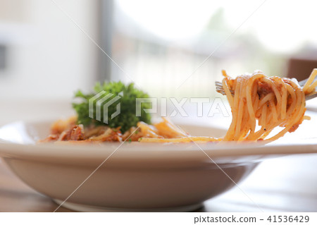 spaghetti Bolognese with minced beef and tomato sauce garnished with parmesan cheese and basil , Italian food spaghetti Bolognese with minced beef and tomato sauce garnished with parmesan cheese and basil , Italian food 41536429