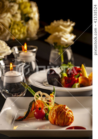 在餐廳的周年紀念餐 41538524