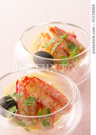 Delicious and fresh crab assortment dish 41539069